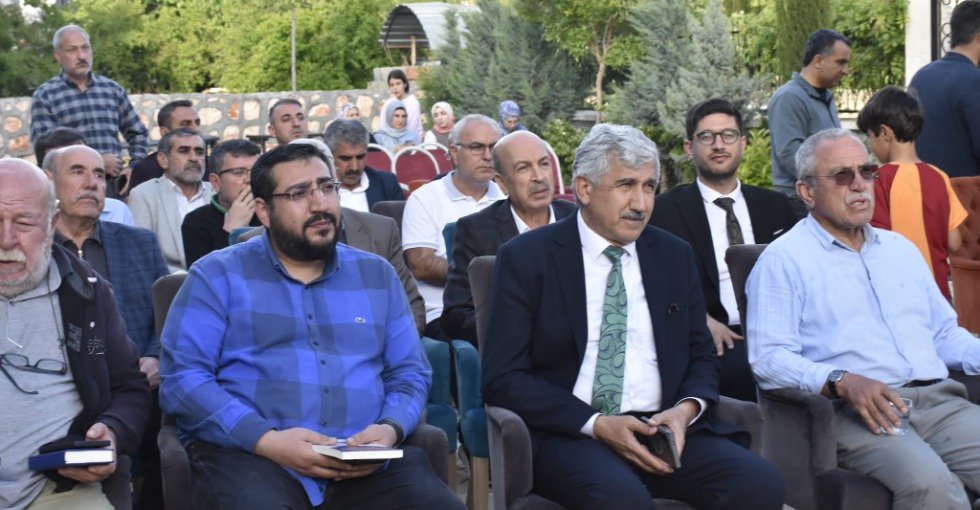 YAZAR HALLAÇ İLE SÖYLEŞİ VE İMZA GÜNÜ DÜZENLENDİ 